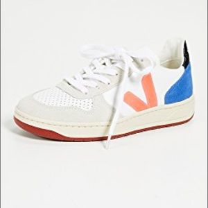 V-10 Sneakers